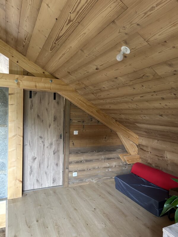 Chambre en lambris étuvé