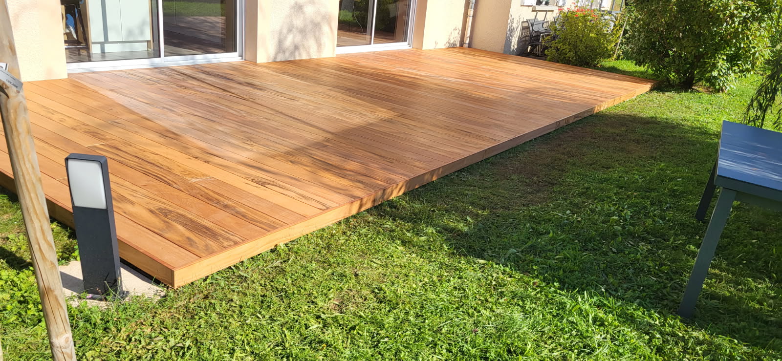 Du choix du bois à la réalisation : comment réussir sa terrasse exotique avec un accompagnement expert