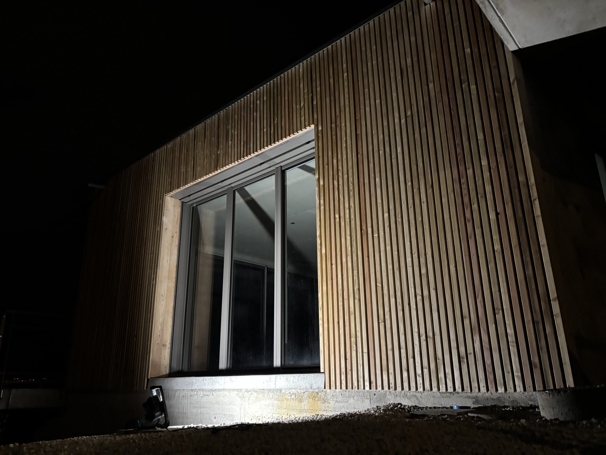 Bardage en mélèze claire-voie fourni par Le Bois Avance sur une maison contemporaine