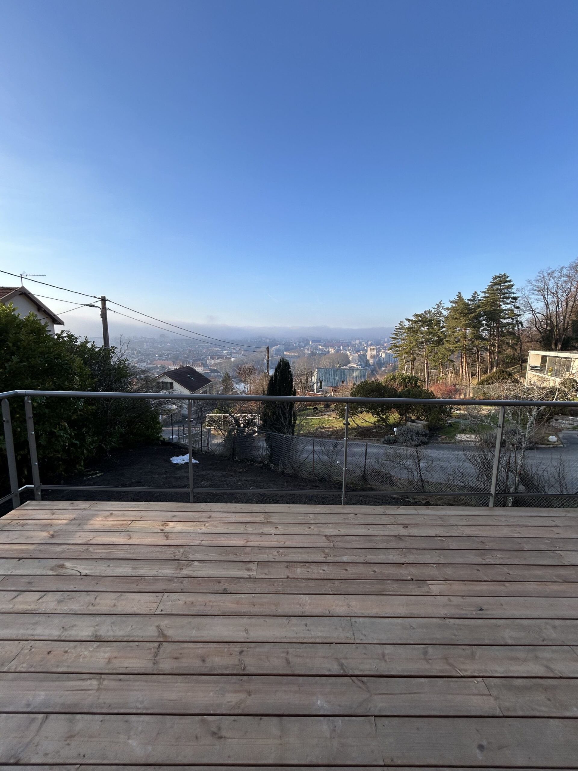 Terrasse en pin autoclave réalisée avec les matériaux Le Bois Avance