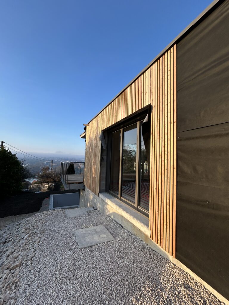 Bardage en mélèze claire-voie fourni par Le Bois Avance sur une maison contemporaine