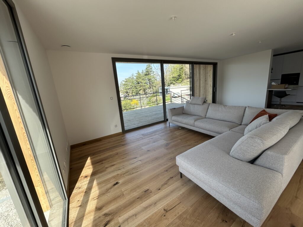 Parquet Kährs Grano installé dans une pièce de vie lumineuse