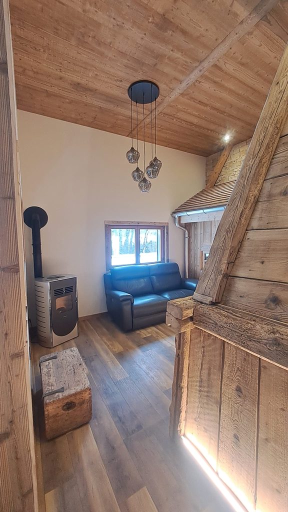Lambris en bois décoratif sur les murs et le plafond d'un gîte