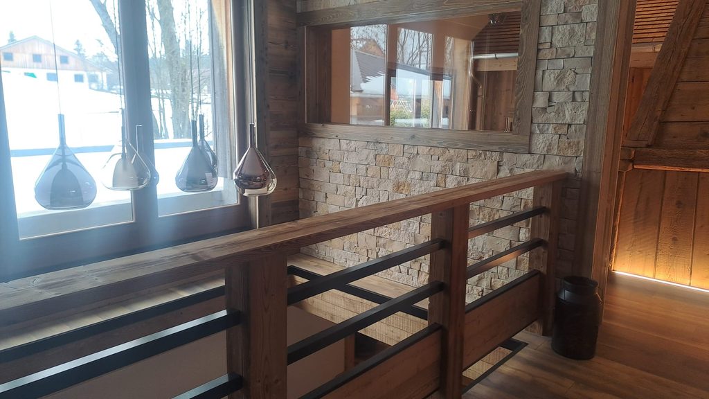 Aménagement intérieur d'un gîte dans le Haut-Doubs avec sol aspect bois et lambris