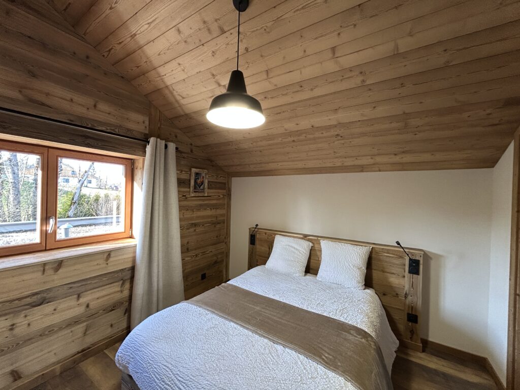 chambre avec lambris au plafond